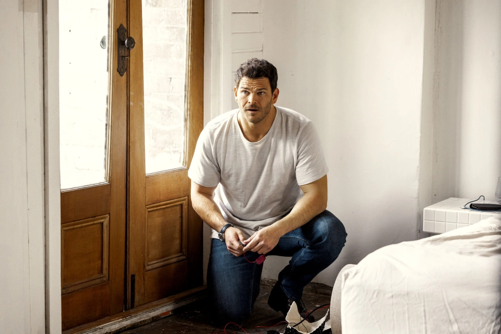 «Мы писали шесть сценариев одновременно»: Алексей Мизин о создании «Я слежу за тобой»