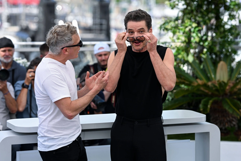 Как Хоакин Феникс и Педро Паскаль окунулись в тревожное безумие «Эддингтона»