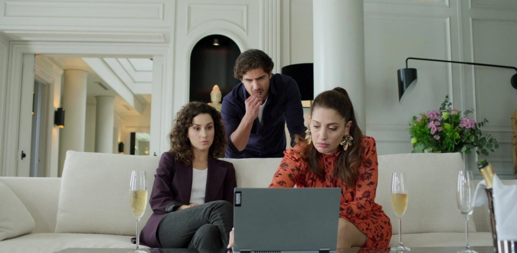 Обмани, но останься: смотрим детективный ромком про мошенников «Искусство обмана»