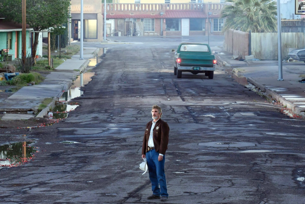 Как Хоакин Феникс и Педро Паскаль окунулись в тревожное безумие «Эддингтона»