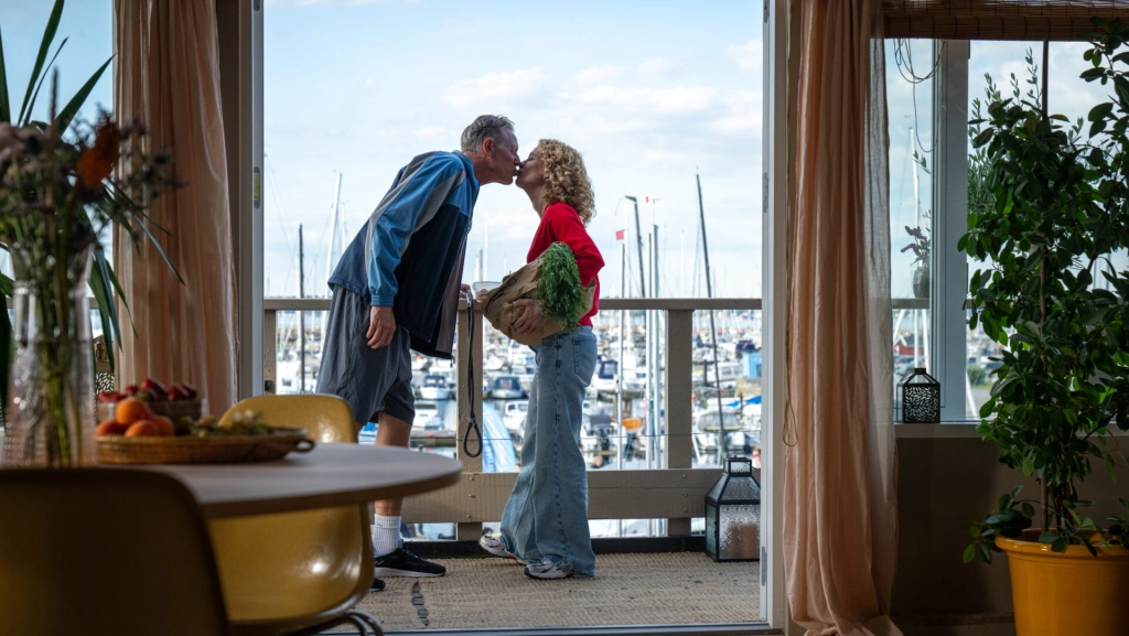 К лету готовы: 10 ярких и солнечных сериалов из коллекции Амедиатеки