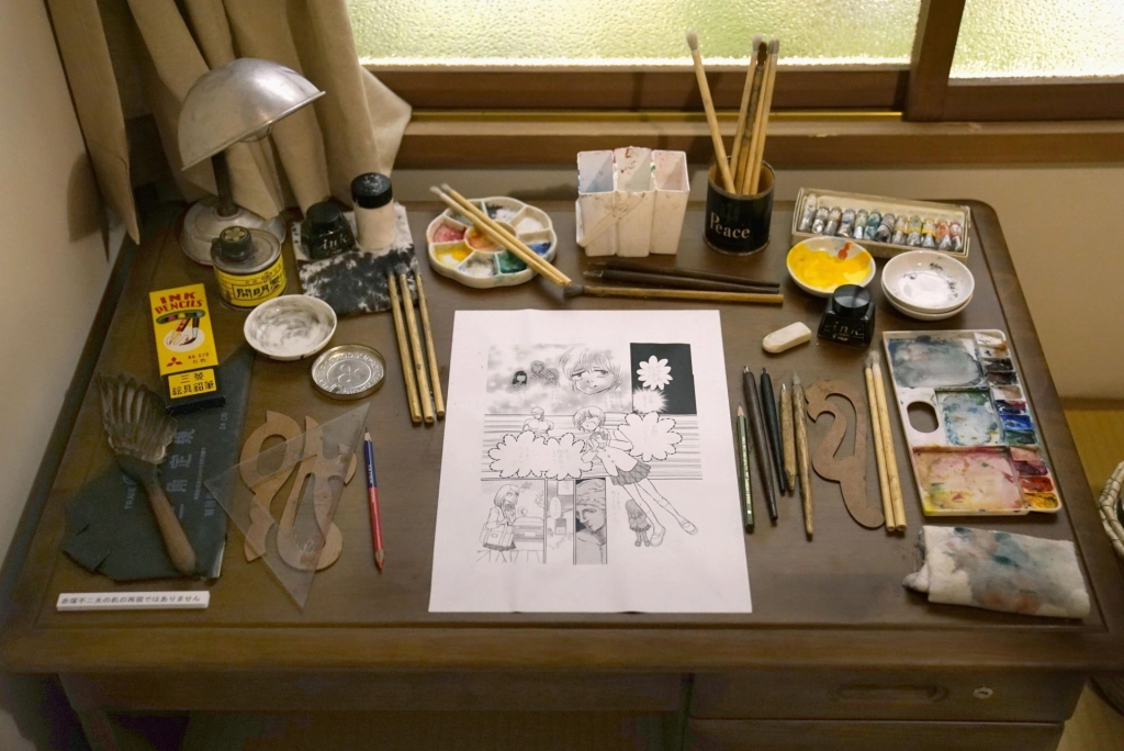 Рабочий стол художника Осаму Тэдзуки в Музее манги в Токио