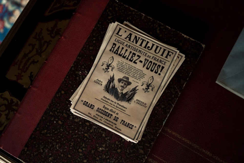 Увидеть Париж и умереть: Микс исторической драмы и нуара в «Парижской полиции»