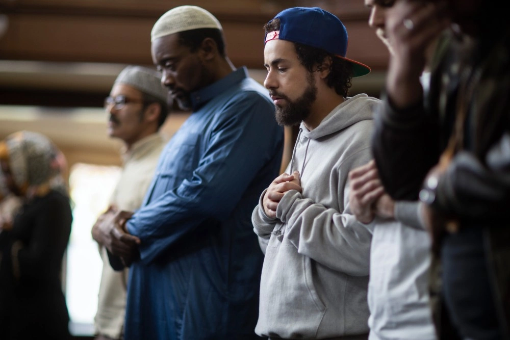 От харама к халялю: Чем хорош второй сезон «Рами» — комедии о том, как живется современным мусульманам