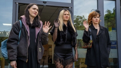 С такой семьей и врагов не надо: комедийный сериал «Эти храбрые девочки» от студии A24