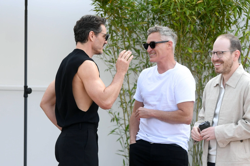 Как Хоакин Феникс и Педро Паскаль окунулись в тревожное безумие «Эддингтона»