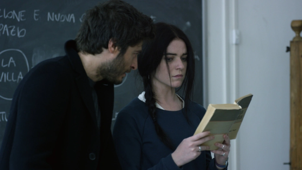 Сериал «Красная дверь»: призрак-следователь гоняется за своим убийцей и помогает бывшей