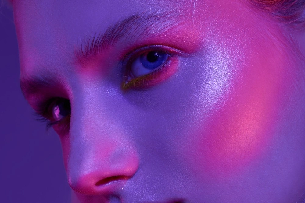 Глиттер как протест: Krygina Cosmetics разбирает макияж из главного молодежного сериала лета