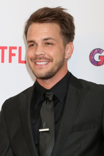 Джонни Симмонс