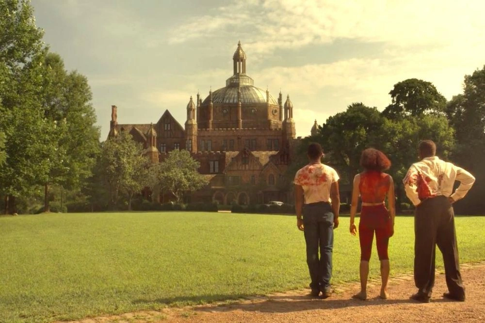 На неведомых дорожках: 7 городов из сериалов, которые хорошо прячут свои тайны