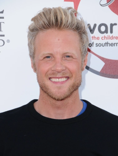 Эштон Холмс