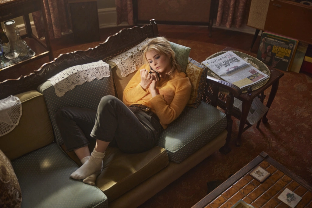 К лету готовы: 10 ярких и солнечных сериалов из коллекции Амедиатеки