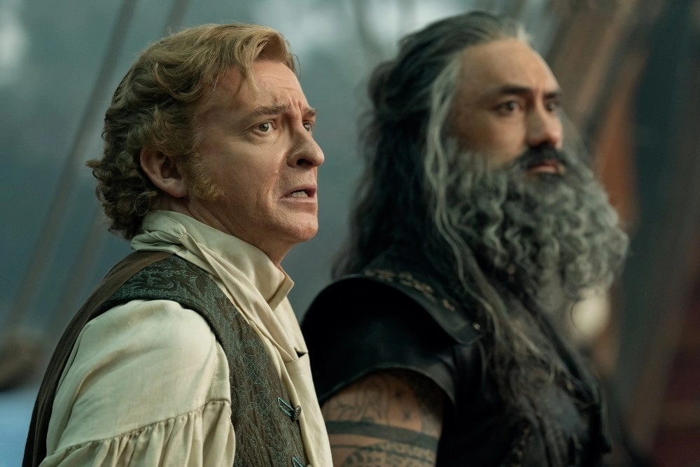 Любовь и ром: Почему стоит посмотреть «Наш флаг означает смерть» — пиратскую комедию с Тайкой Вайтити