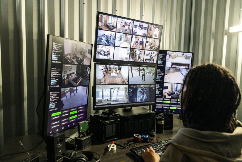 «Мы писали шесть сценариев одновременно»: Алексей Мизин о создании «Я слежу за тобой»