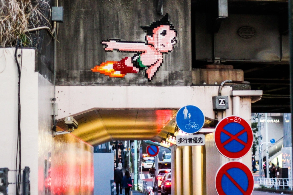 Мозаика с Астробоем, культовым персонажем аниме, на одной улиц Токио