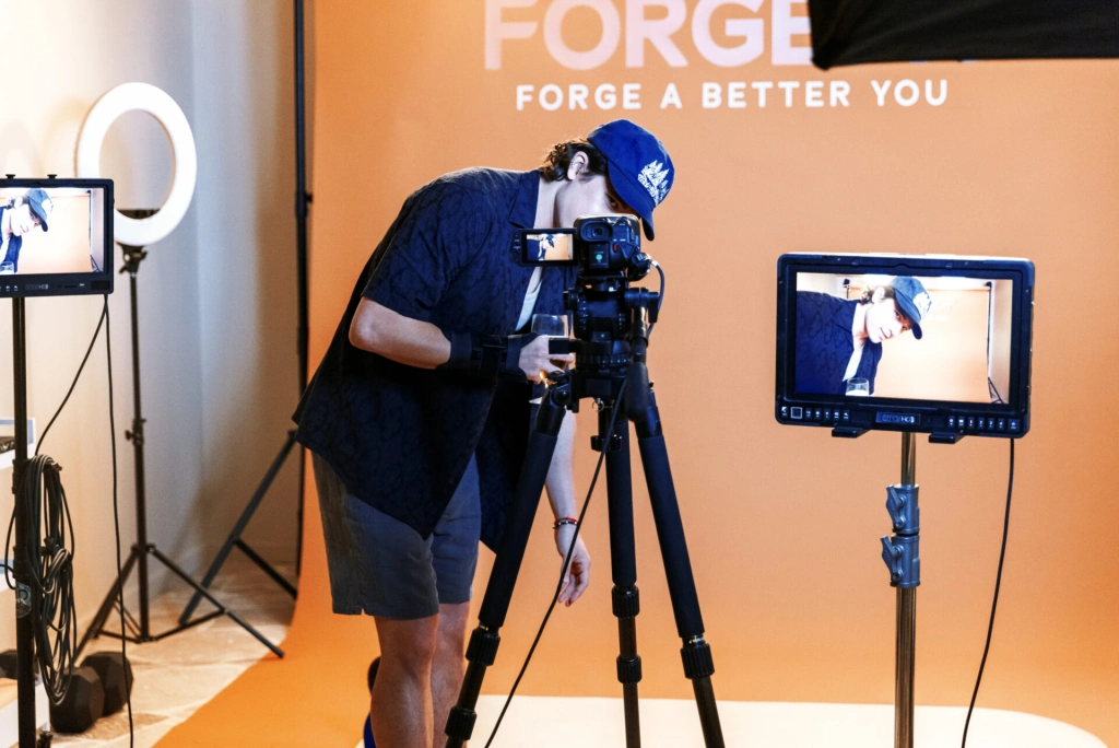 «Мы писали шесть сценариев одновременно»: Алексей Мизин о создании «Я слежу за тобой»