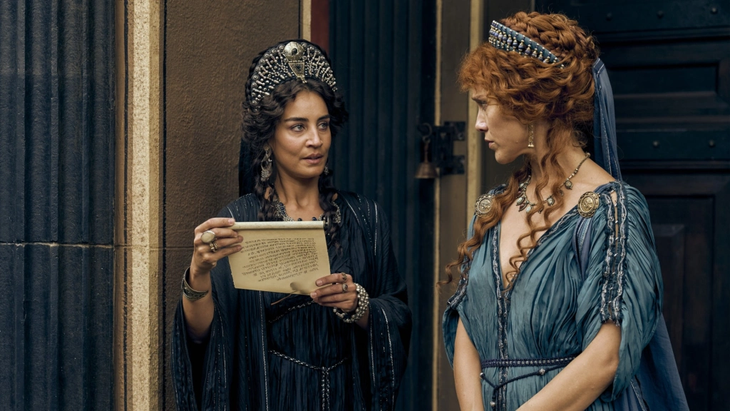 Лара Вулф в роли Береники и Габриэлла Пессион в роли Антонии, сериал «Обреченные на славу»