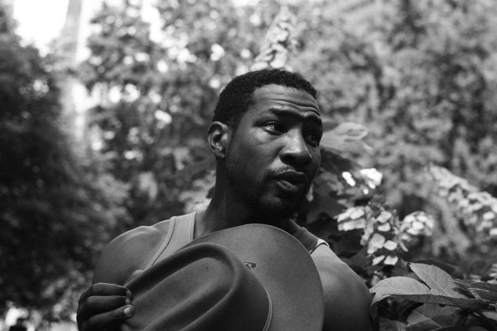 «Все, что происходит в сериале, современно и актуально»: Интервью с Джонатаном Мэйджерсом, звездой «Страны Лавкрафта»