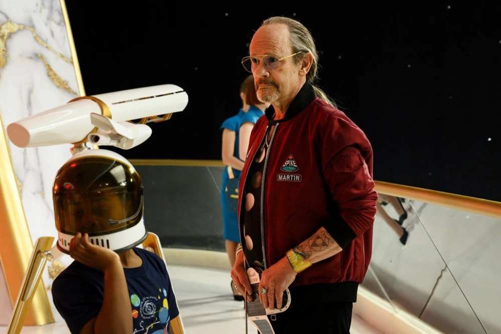 Почему стоит смотреть сериал «Авеню 5» с Хью Лори