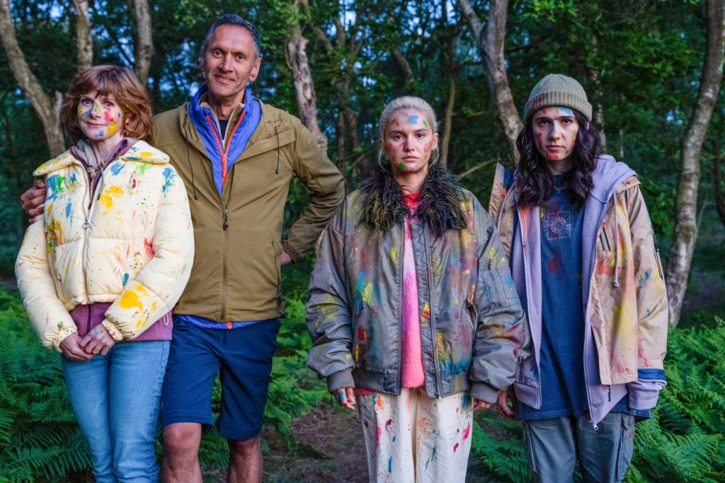 С такой семьей и врагов не надо: комедийный сериал «Эти храбрые девочки» от студии A24