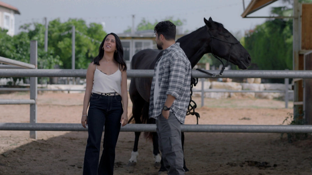 К лету готовы: 10 ярких и солнечных сериалов из коллекции Амедиатеки