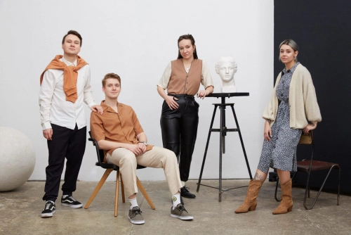 Повторяем и разбираем стиль из сериала «Шучу» с Джимом Керри​