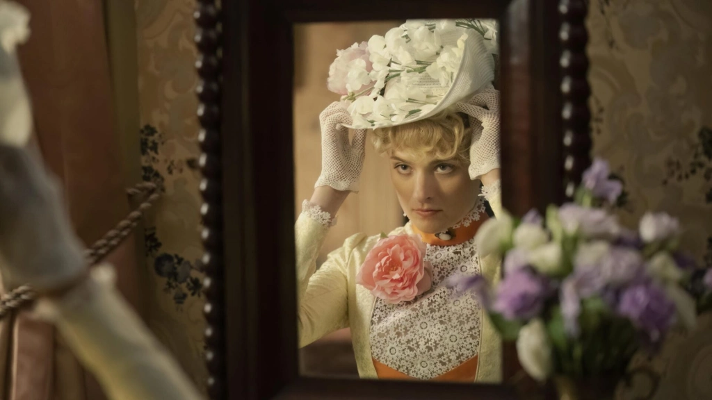 Затянуть корсет потуже: почему нельзя пропустить возвращение «Позолоченного века»