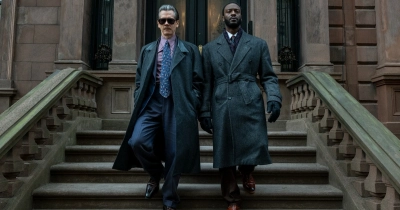 «Мой главный конкурент — это я сам»: Интервью с Элдисом Ходжем, звездой сериала «Город на холме»