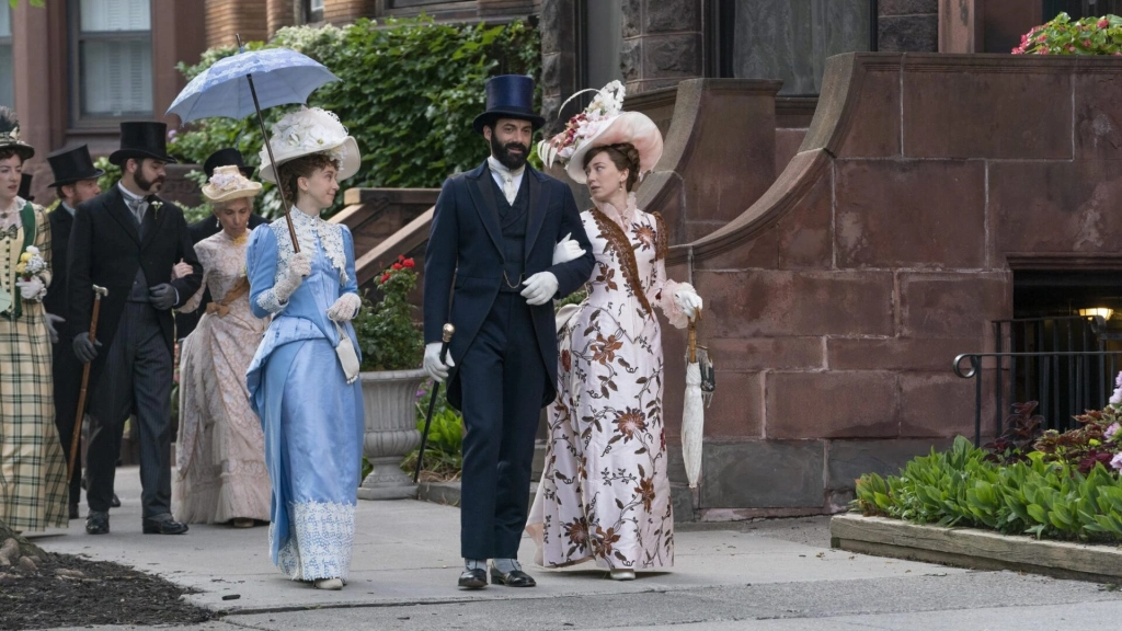 Затянуть корсет потуже: почему нельзя пропустить возвращение «Позолоченного века»