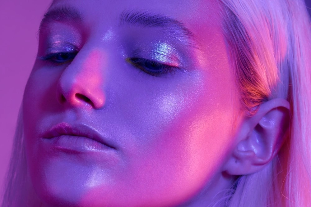 Глиттер как протест: Krygina Cosmetics разбирает макияж из главного молодежного сериала лета