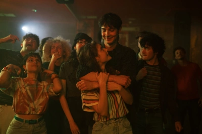 Можно ли вернуть былые чувства: как работает ностальгический сериал «Микстейп»