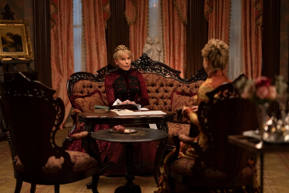 Дорого-богато: Как костюмы в сериале «Позолоченный век» отражают социальный статус героинь