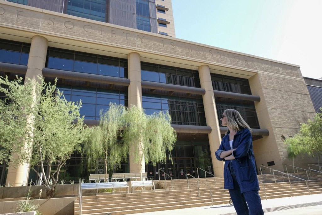 Об убийствах… со смехом: «Сторона защиты» и еще 4 необычных тру-крайм проекта