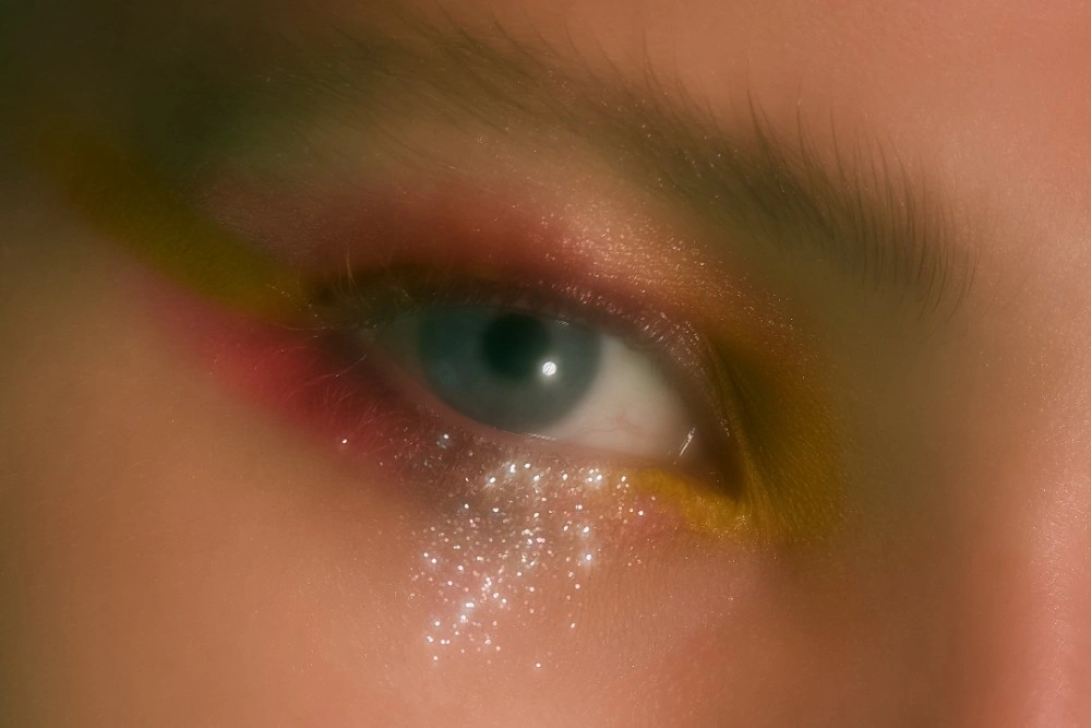 Глиттер как протест: Krygina Cosmetics разбирает макияж из главного молодежного сериала лета