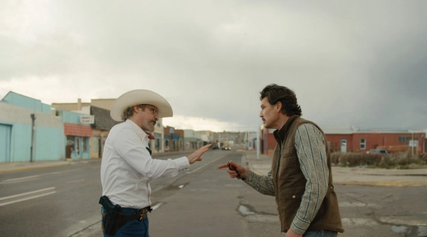 Как Хоакин Феникс и Педро Паскаль окунулись в тревожное безумие «Эддингтона»