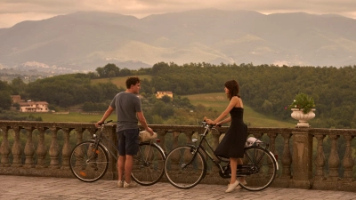 Мы сегодня дома: майские праздники в мире сериалов Амедиатеки