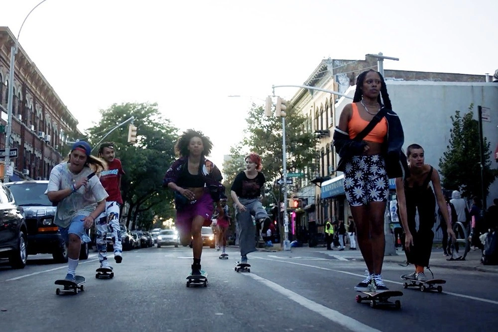 «Можно снимать кино, которое будет менять и мужское поведение»: Интервью с Кристал Мозелл, создательницей сериала «Бетти»