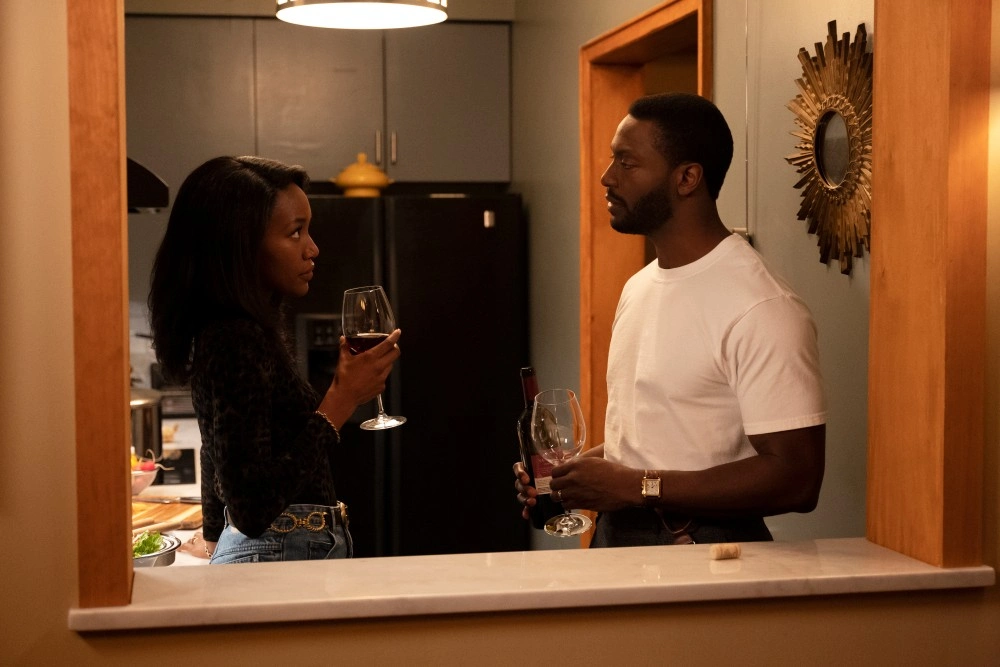 «Мой главный конкурент — это я сам»: Интервью с Элдисом Ходжем, звездой сериала «Город на холме»