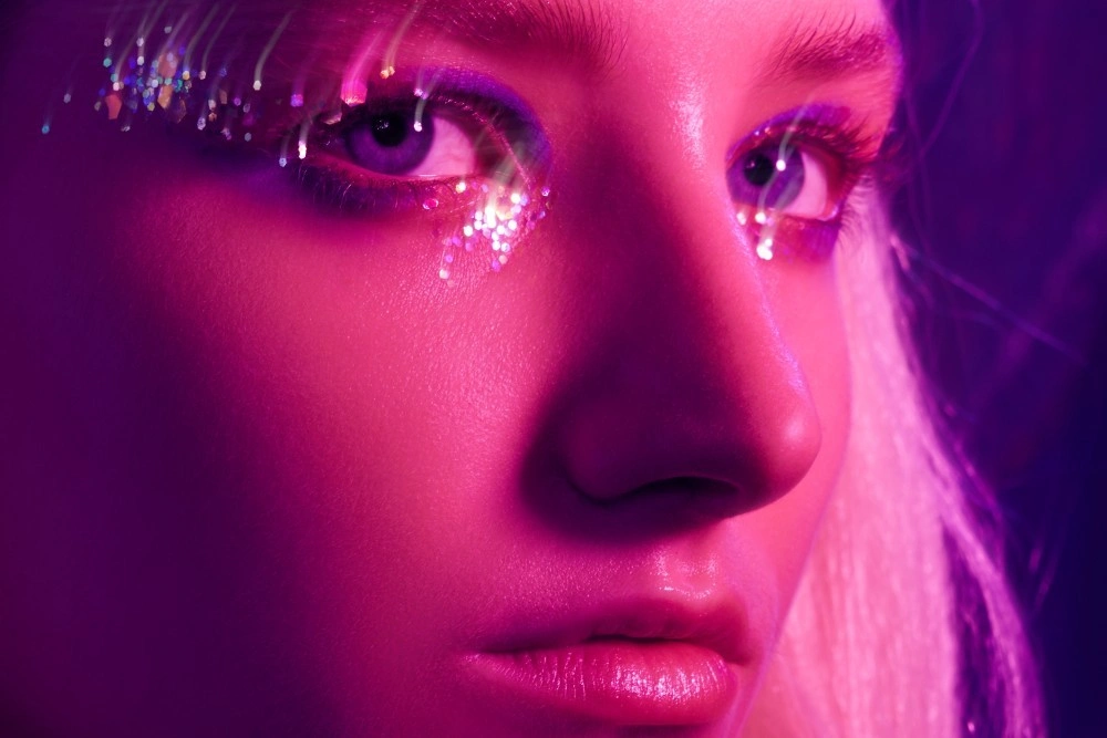 Глиттер как протест: Krygina Cosmetics разбирает макияж из главного молодежного сериала лета