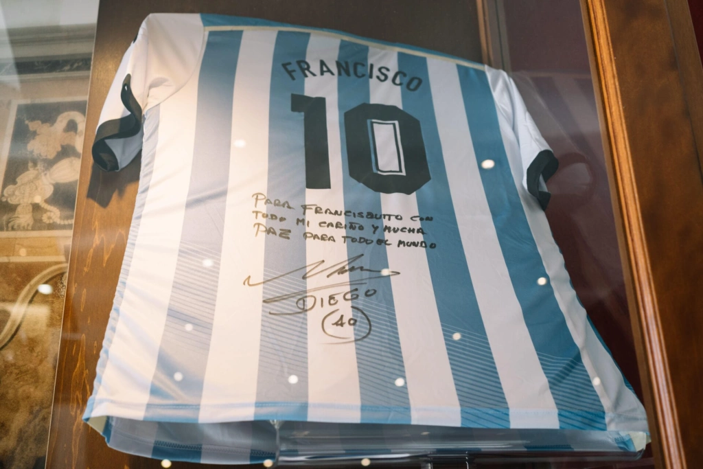 Не боги мячи забивают? Как «Молодой Папа» рассказывает, что футбол – это тоже религия