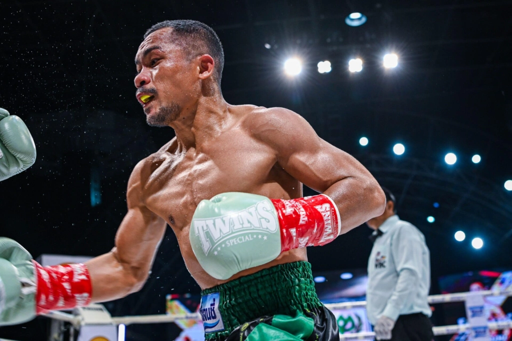 Нокаут Си-Пи Фрешмарт стал чемпионом мира WBC в первом наилегчайшем весе