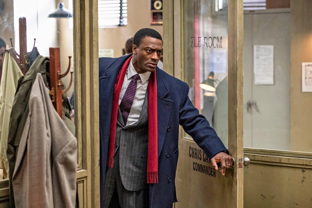 «Мой главный конкурент — это я сам»: Интервью с Элдисом Ходжем, звездой сериала «Город на холме»