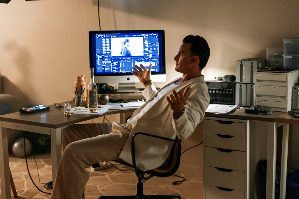 «Мы писали шесть сценариев одновременно»: Алексей Мизин о создании «Я слежу за тобой»